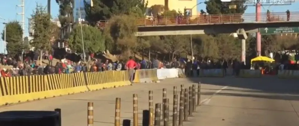 El bloqueo en el peaje a la Autopista, la medida impide el ingreso al Aeropuerto Internacional de El Alto. Foto: Captura