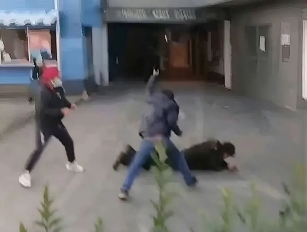 Una captura de video de los hombres que agredieron a un policía en el teleférico.