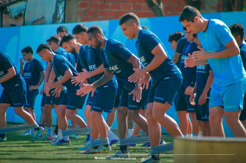 El plantel cruceño en plena práctica. Foto: Club Blooming.