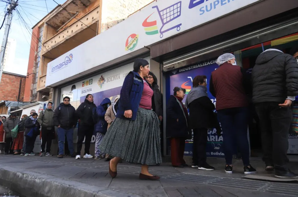 Personas hacen fila afuera de un supermercado este miércoles, en La Paz (Bolivia). Foto: EFE