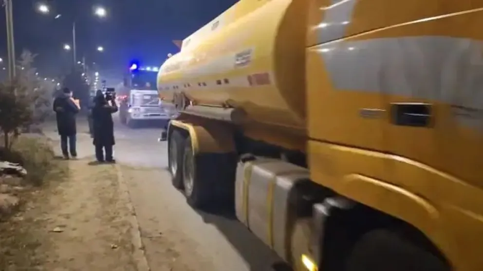 La Policía Boliviana logró que 70 carros cisternas cargados con combustible salgan desde la planta de almacenamiento de Senkata con rumbo a La Paz y El Alto. Foto Red Uno