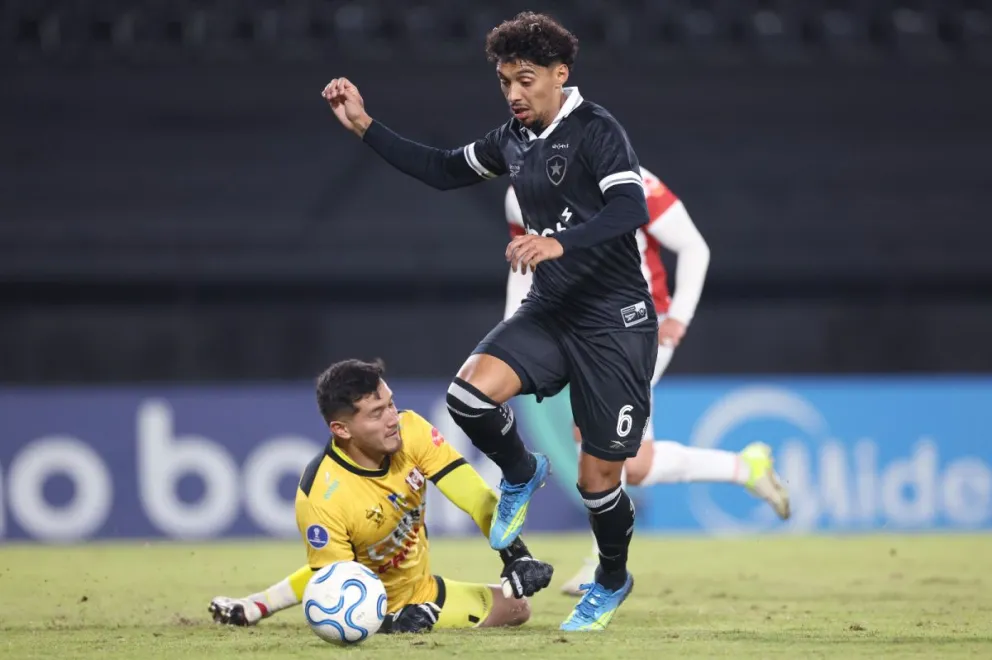 Medina (der.), de Botafogo, supera a Gutiérrez para anotar el primer gol. Foto: BFR.