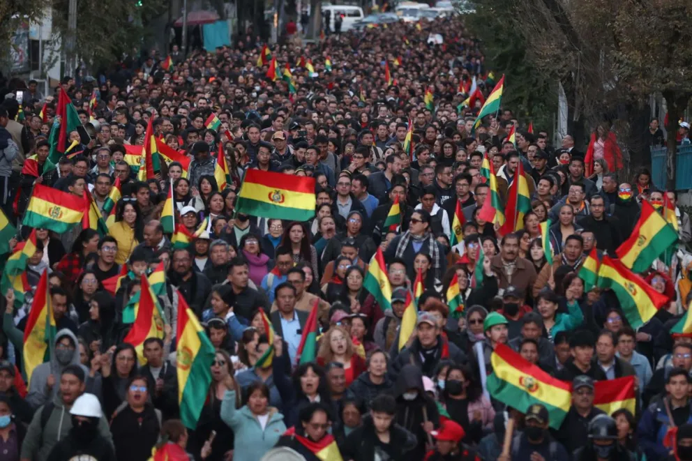 Integrantes de "plataformas ciudadanas" participan en una manifestación en contra de los bloqueos, este miércoles en La Paz (Bolivia). Foto: EFE