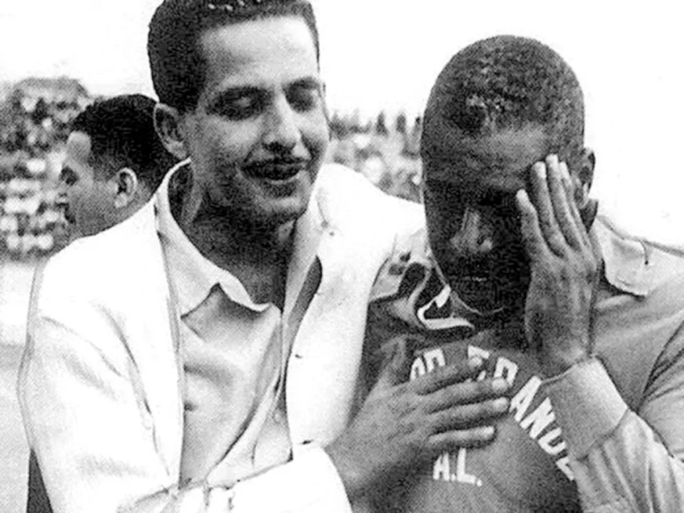 Barbosa es consolado a la conclusión del partido que vencieron los uruguayos en el Maracaná.