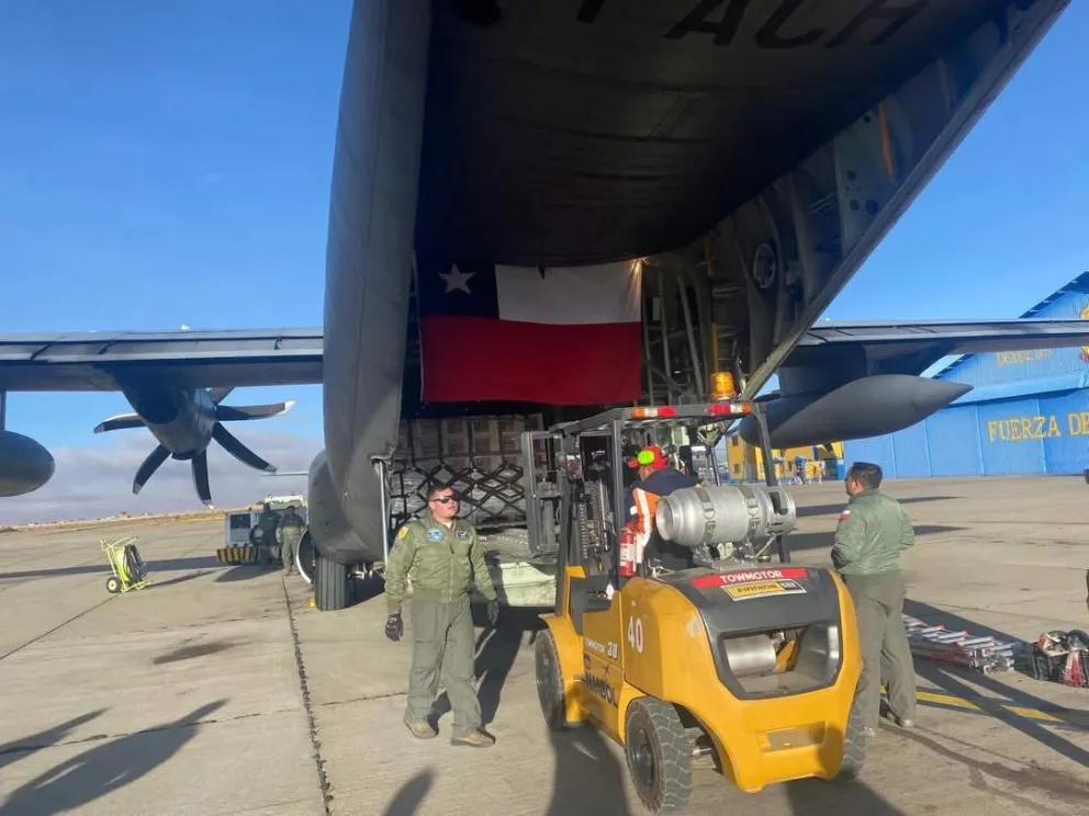 El avión Hércules trasladó cinco toneladas de alimentos de Chile a Bolivia. Foto: RRSS