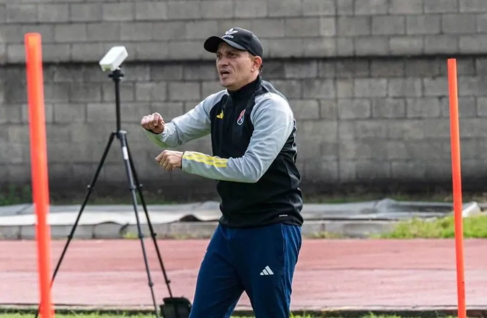 Alejandro Restrepo dirigiendo un entrenamiento en el DIM. Crédito: telemedellin.tv