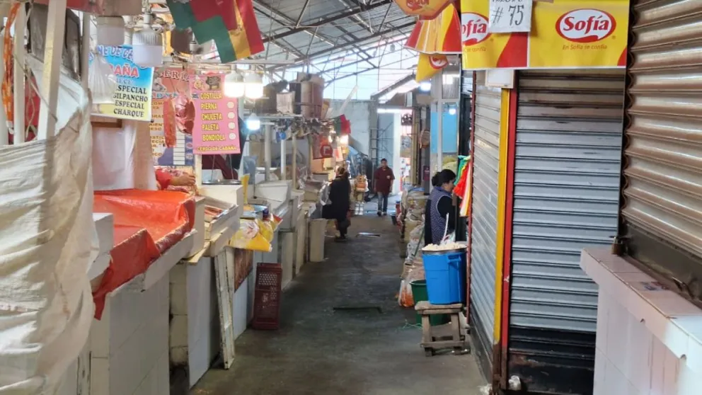 En el mercado de Villa Fátima, los puestos permanecen cerrados y hay poca afluencia de compradores porque no hay productos o porque subieron los precios. Foto: Saúl Gonzales