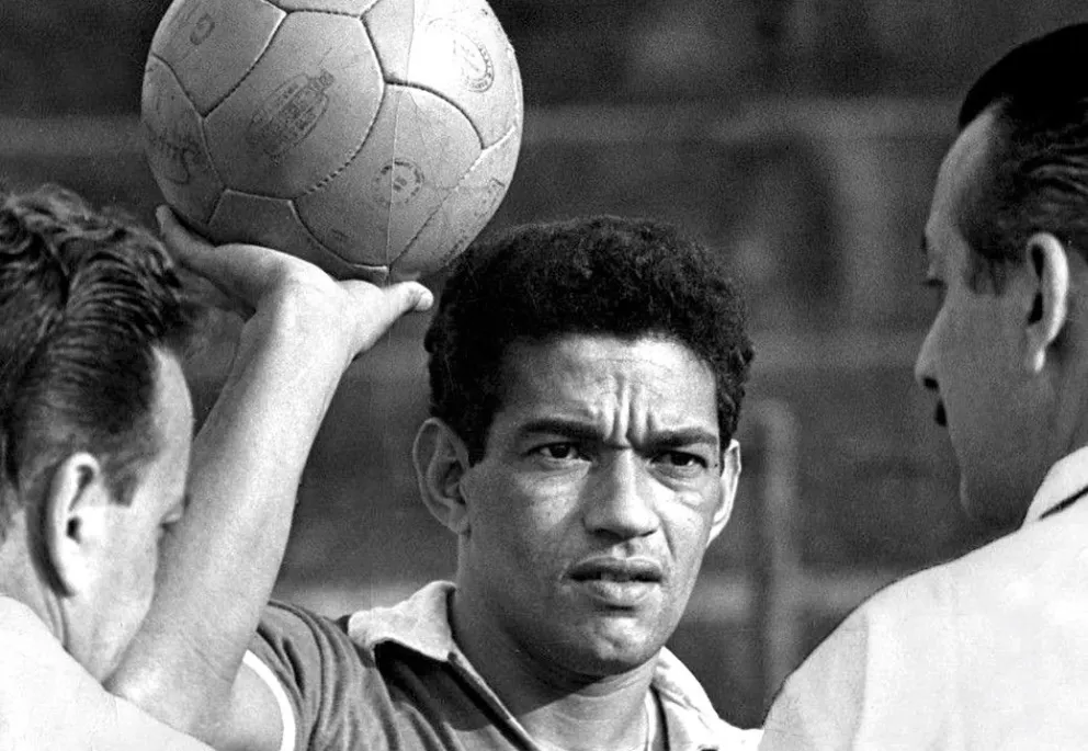 Garrincha escucha las instrucciones del cuerpo técnico de los brasileños.