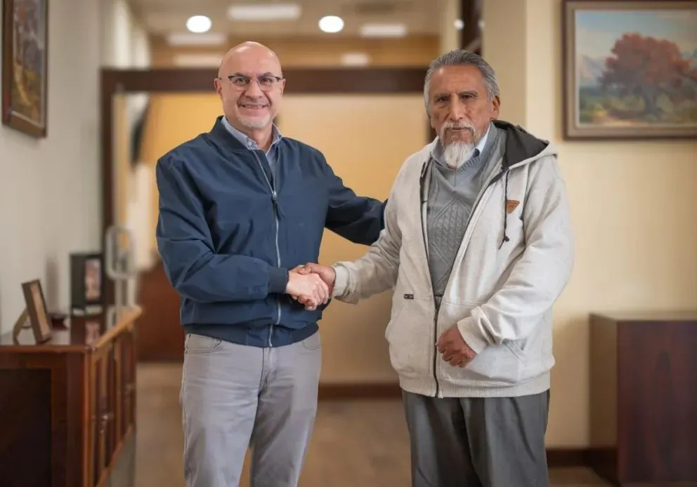 Pedro Portugal fue posesionado como director de Descolonización y Despatriarcalización por el ministro de la Presidencia, José Luis Lupo. Foto: Presidencia