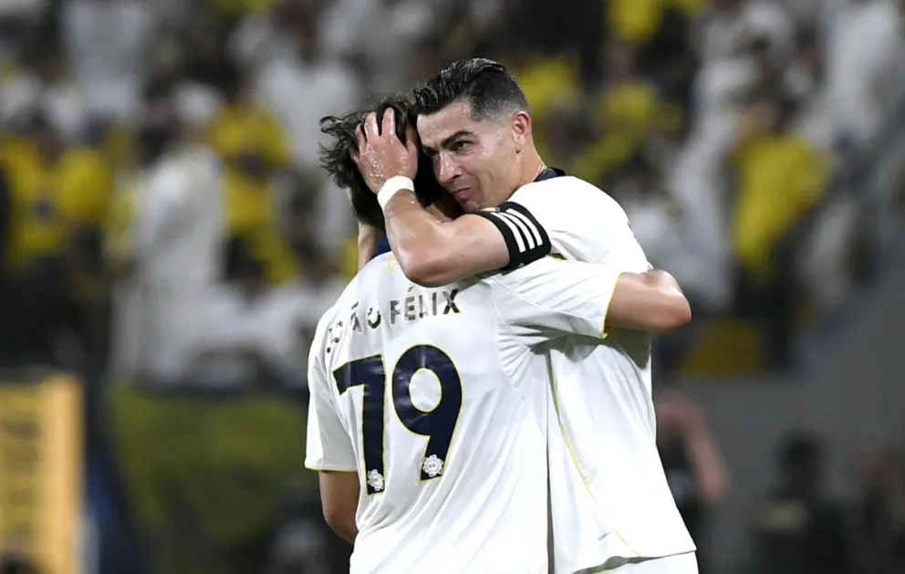 Cristiano (der.), del Al-Nassr, celebra con su compañero João Félix tras marcar un gol. Foto: EFE.