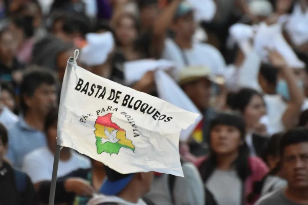 En Cochabamba, la movilización inició pasadas las 16:30, encabezada por cívicos y con la participación de comerciantes, la Cámara de la Pequeña Industria (Cadepia) de Cochabamba y la ciudadanía en general. Foto: APG