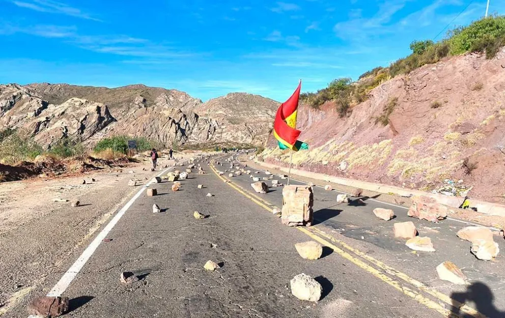 En Potosí, un niño de 12 años perdió la vida cuando la ambulancia en la que era trasladado a la capital no pudo pasar los puntos de bloqueo. Foto El Potosí