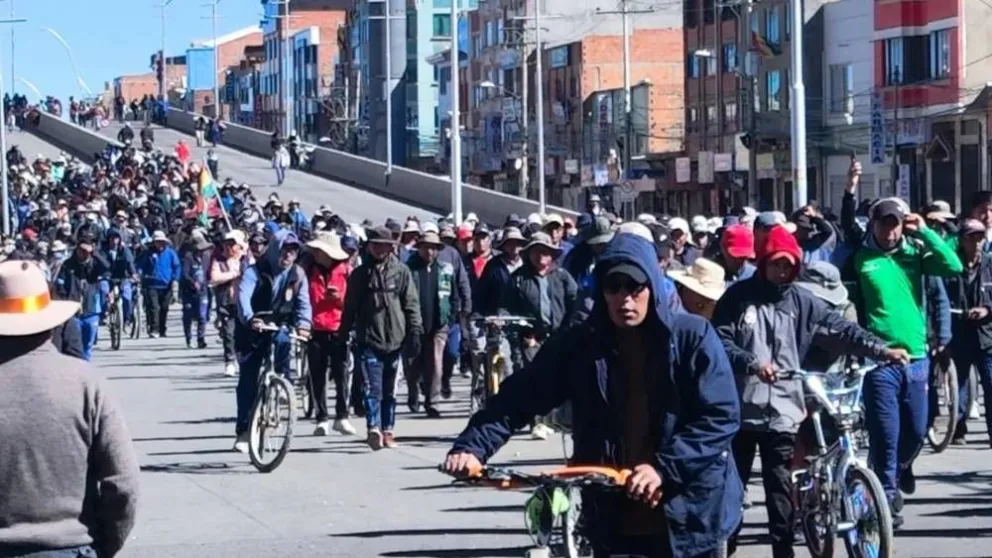Vecinos de la ciudad de El Alto expulsan a los bloqueadores y limpian las calles para permitir el tráfico vehicular. Foto: Tarija 200
