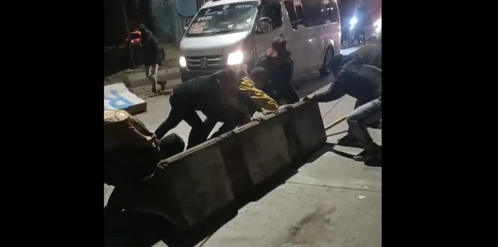 Choferes de La Paz y El Alto retiraron los bloques de cemento que impedían el tránsito vehicular en la Autopista de la ciudad de El Alto. Foto: captura de pantalla