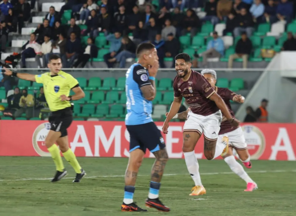 Futbolistas de Carabobo celebran uno de sus goles en el Tahuichi. Foto: Agencia Marka Registrada.