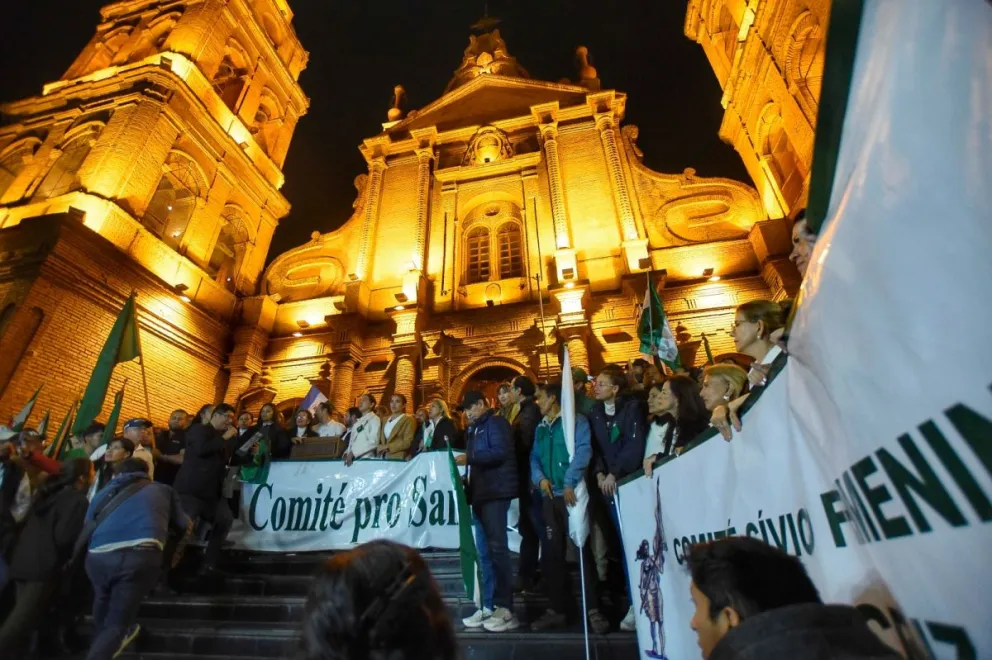 Cívicos cruceños en la “Gran Marcha por la Democracia” exigen el desbloqueo del país. Foto: APG