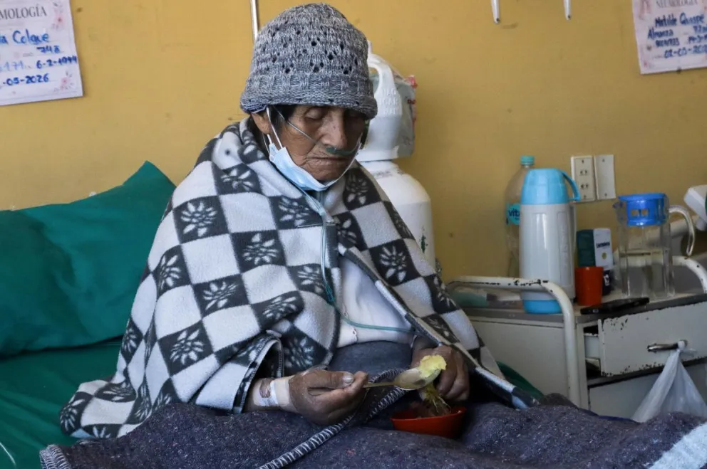 Una persona come mientras utiliza una cánula de oxígeno este jueves, en un hospital en La Paz (Bolivia). Foto: EFE/ Gabriel Márquez
