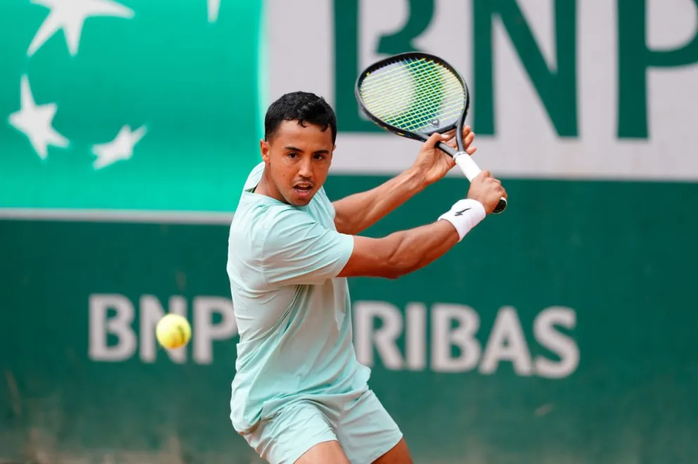 Dellien hace una devolución durante su partido. Foto: Jean-Baptiste Autissier / FFT.