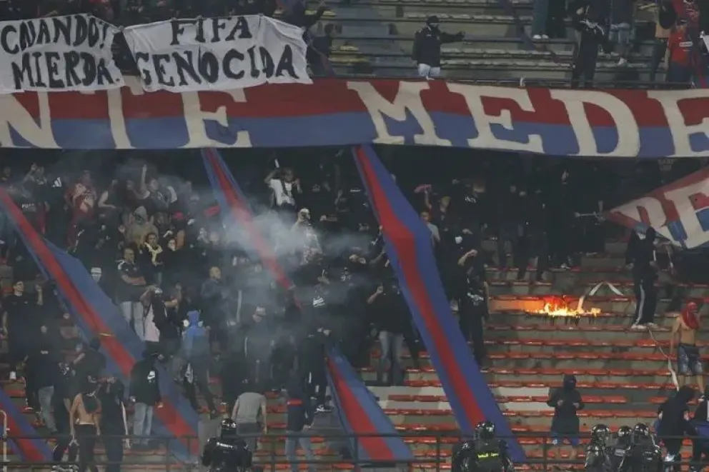 Hinchas del DIM durante los desmanes en el partido copero. Foto: EFE.