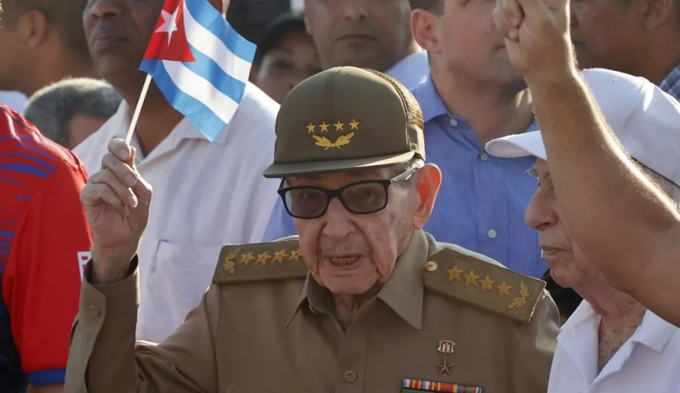 El expresidente de Cuba Raúl Castro, durante los actos por el del Día Internacional del Trabajo, en La Habana (Cuba). Foto: EFE/Ernesto Mastrascusa
