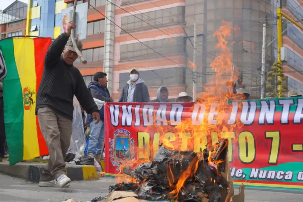Encendieron fogatas para evitar el paso. Foto: APG 