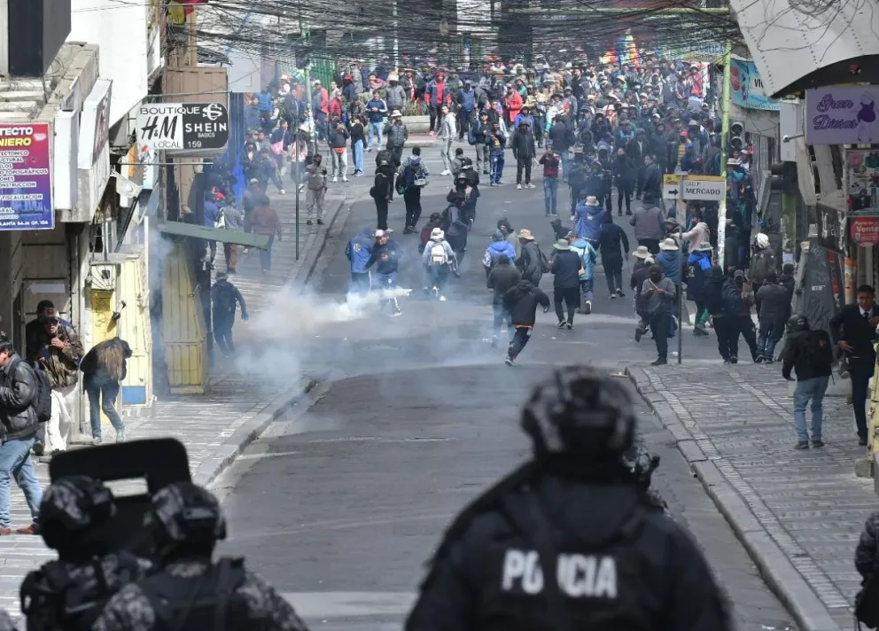 Nueva jornada de violencia en el centro de La Paz. Foto: APG