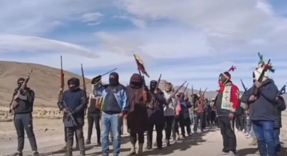 El grupo armado que se identifica como Qaqachaca. Foto: RRSS