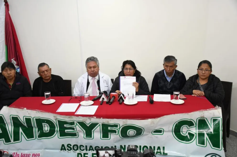 Pacientes oncológicos sufren por los bloqueos; en conferencia de prensa, pidieron a los dirigentes de la COB humanizarse ante el dolor de los enfermos. Foto: APG