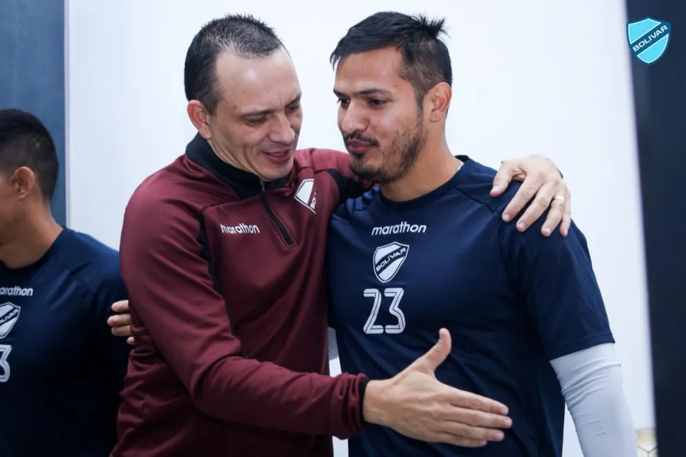 Restrepo (izq.) y el capitán Leonel Justiniano, previo a la práctica de este viernes en Ananta. Foto: Club Bolívar.