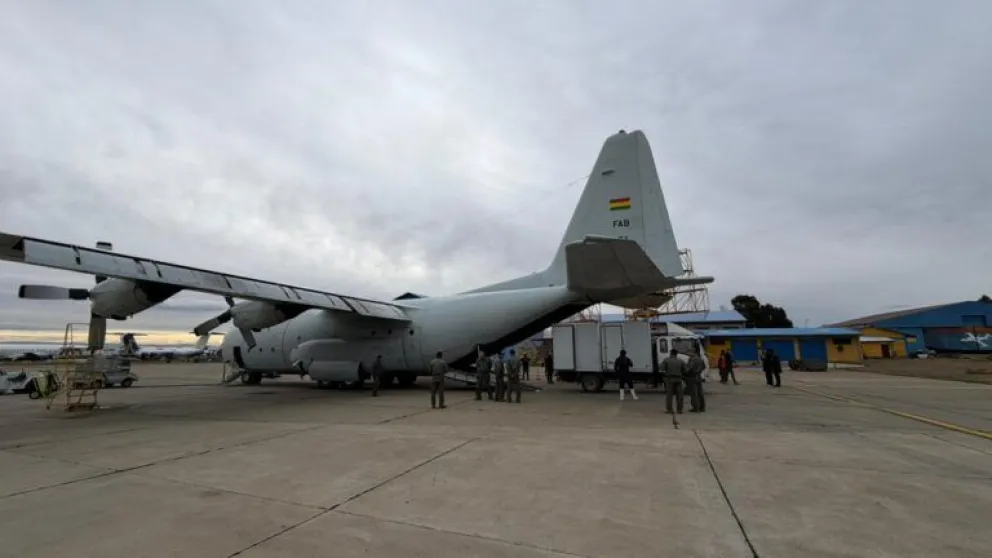 El Gobierno de Argentina envió un avión Hércules con una capacidad de 10 toneladas para el transporte de alimentos a La Paz y El Alto. Foto: ABI
