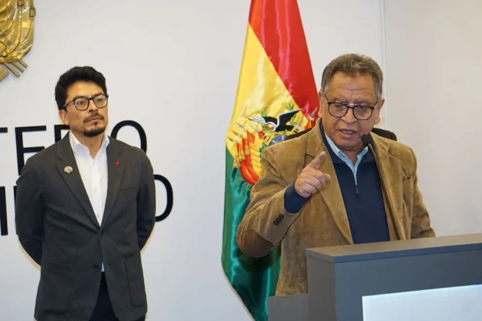Los ministros Óscar Mario Justiniano, Fernando Aramayo y Marco Antonio Oviedo, junto al portavoz José Luis Gálvez, anunciaron un corredor humanitario para este sábado y la convocatoria al diálogo con los movilizados. Foto: APG