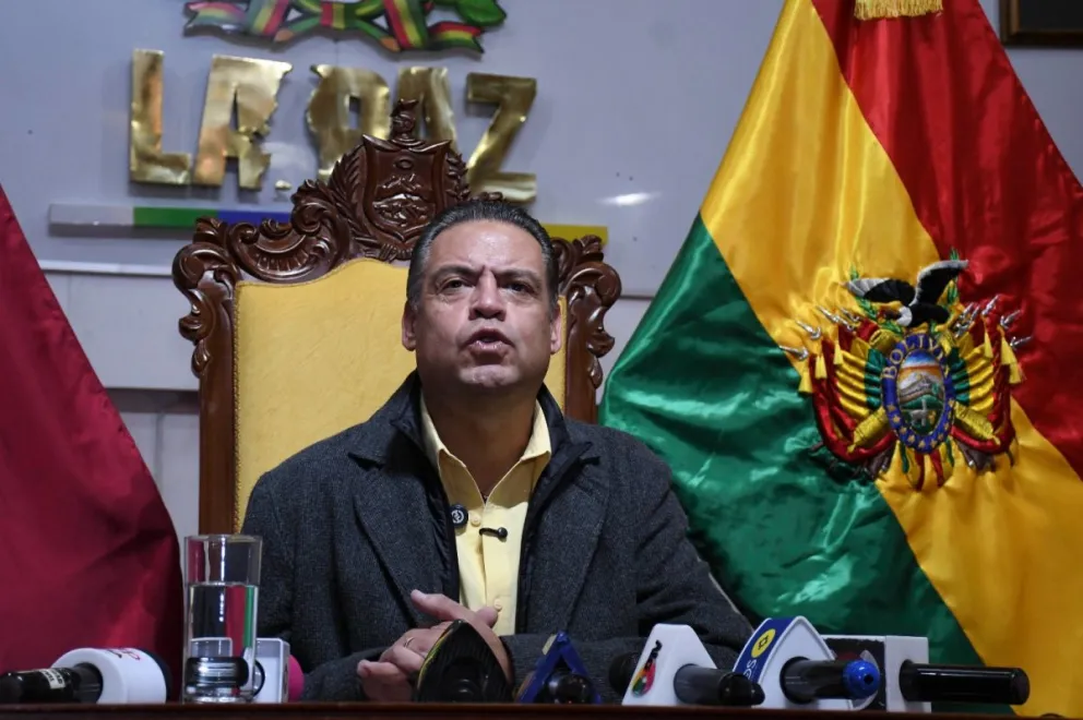 El gobernador de La Paz, Luis Revilla, informó que los hospitales tienen oxígeno garantizado para los siguientes siete días. Foto: APG