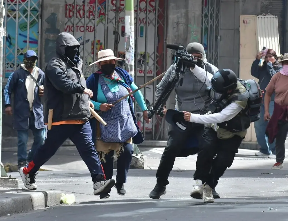 La ciudad de La Paz vivió nuevamente una jornada de violencia, periodistas fueron agredidos por los manifestantes que marcharon desde El Alto, en demanda de la renuncia del presidente, Rodrigo Paz. Foto APG