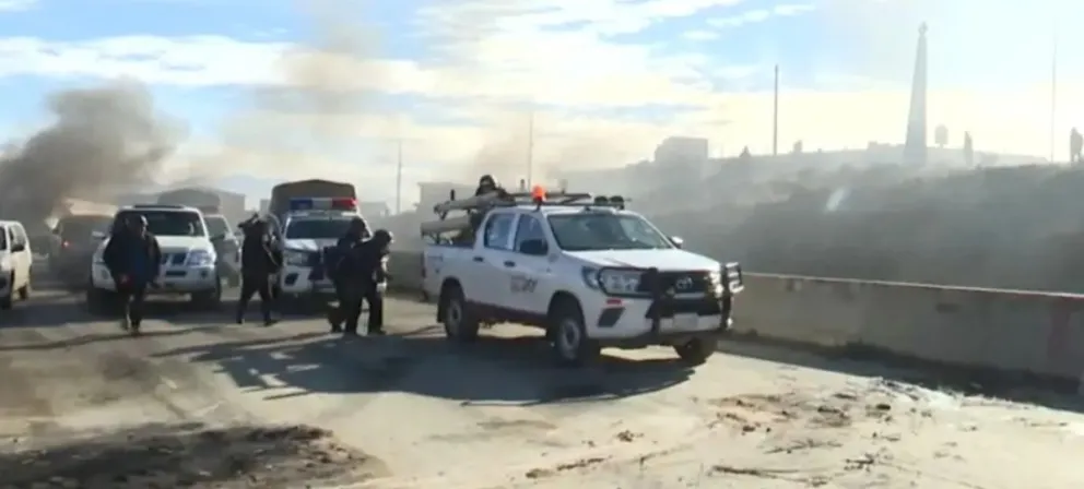 Bloqueadores atacan maquinaria pesada durante el operativo “Corredor Humanitario” en la carretera La Paz-Oruro. Foto: Unitel
