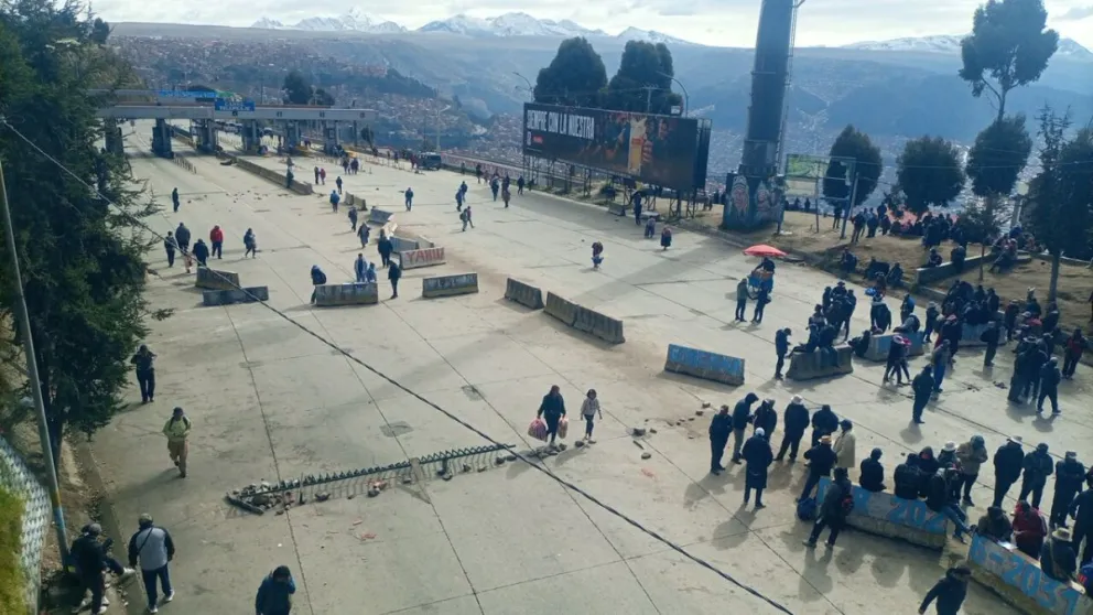 El bloqueo en la autopista La Paz-El Alto. Foto archivo