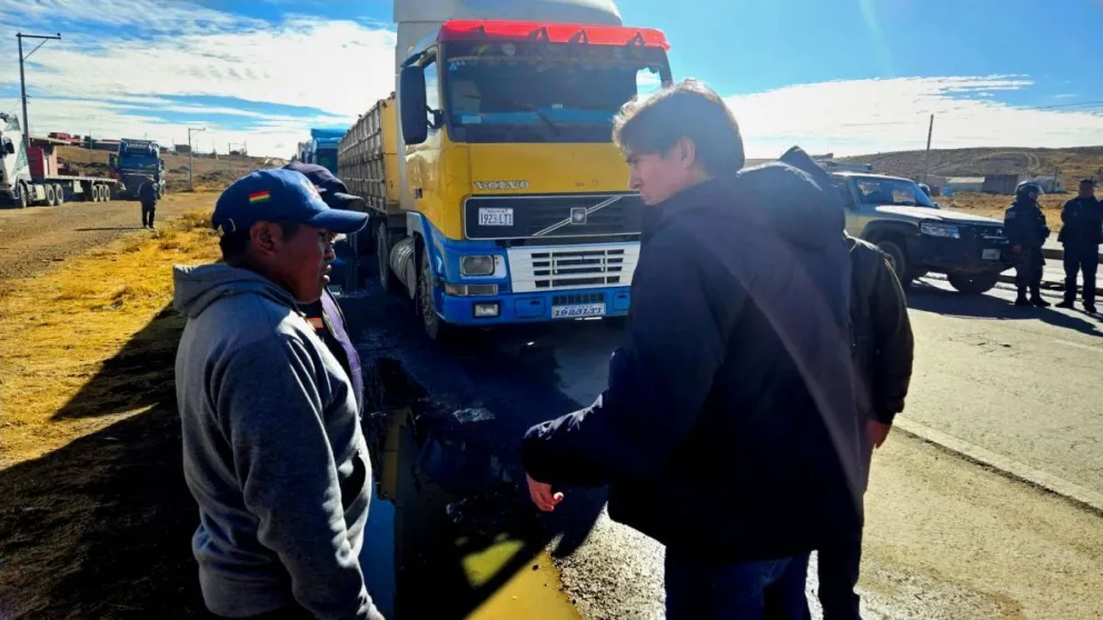 El ministro de Obras Públicas, Mauricio Zamora, conversa con transportistas que están varados. Foto: RRSS de Obra Públicas 