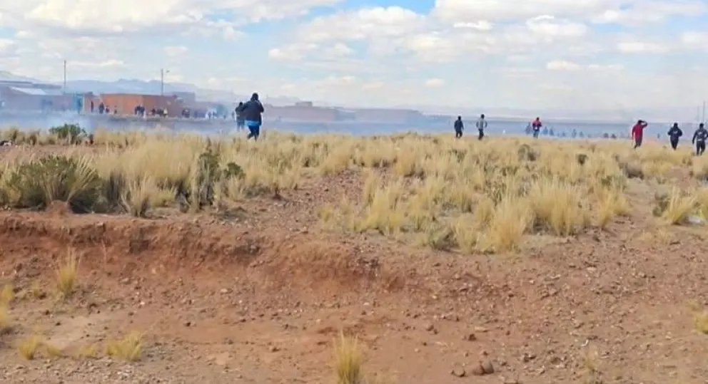 Fuerzas combinadas intentan despejar la carretera en Caracollo, mientras pobladores resisten el avance del operativo que busca habilitar el tránsito de más de 250 vehículos. Foto: Urgente.bo