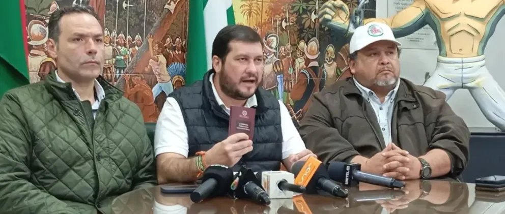 Stello Cochamanidis (centro) pide al Gobierno hacer cumplir la Constitución. Foto: CPSC