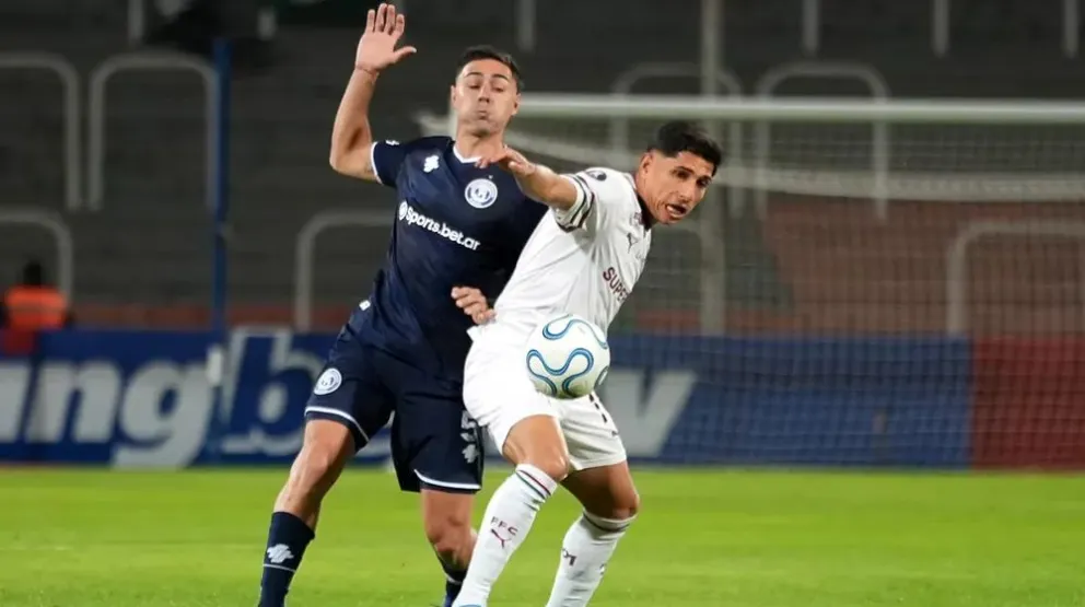 Bottari, de uniforme azul, en el partido con Fluminense. Foto: DC