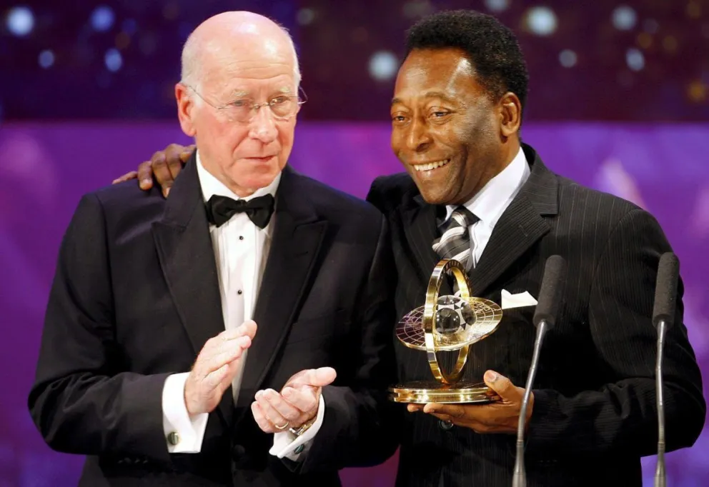 Fotografía de archivo de Bobby Charlton (i) y Edson Arantes do Nascimento 'Pelé'. Foto: EFE