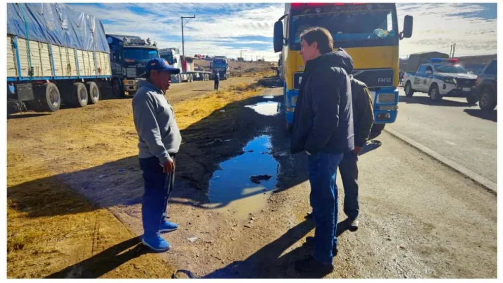 El ministro de Obras Públicas, Servicios y Vivienda, Mauricio Zamora, lideró  la caravana para habilitar un corredor humanitario. Foto: Ministerio de Obras Públicas