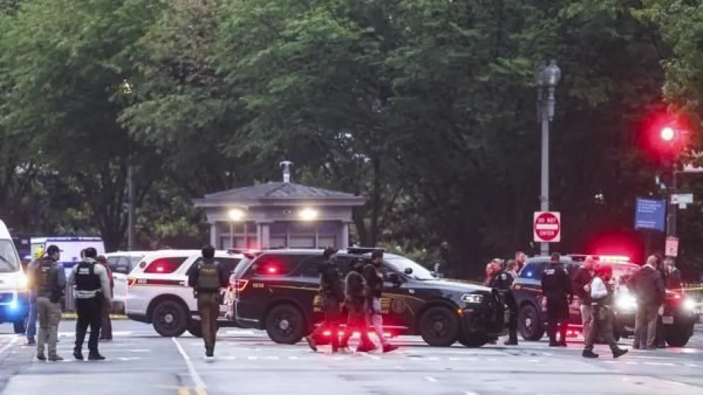 Agentes de policía fueron captados este 23 de mayo al inspeccionar la escena de un tiroteo cerca del complejo de la Casa Blanca, en la calle 17 y la avenida Pennsylvania NW. Foto: EFE