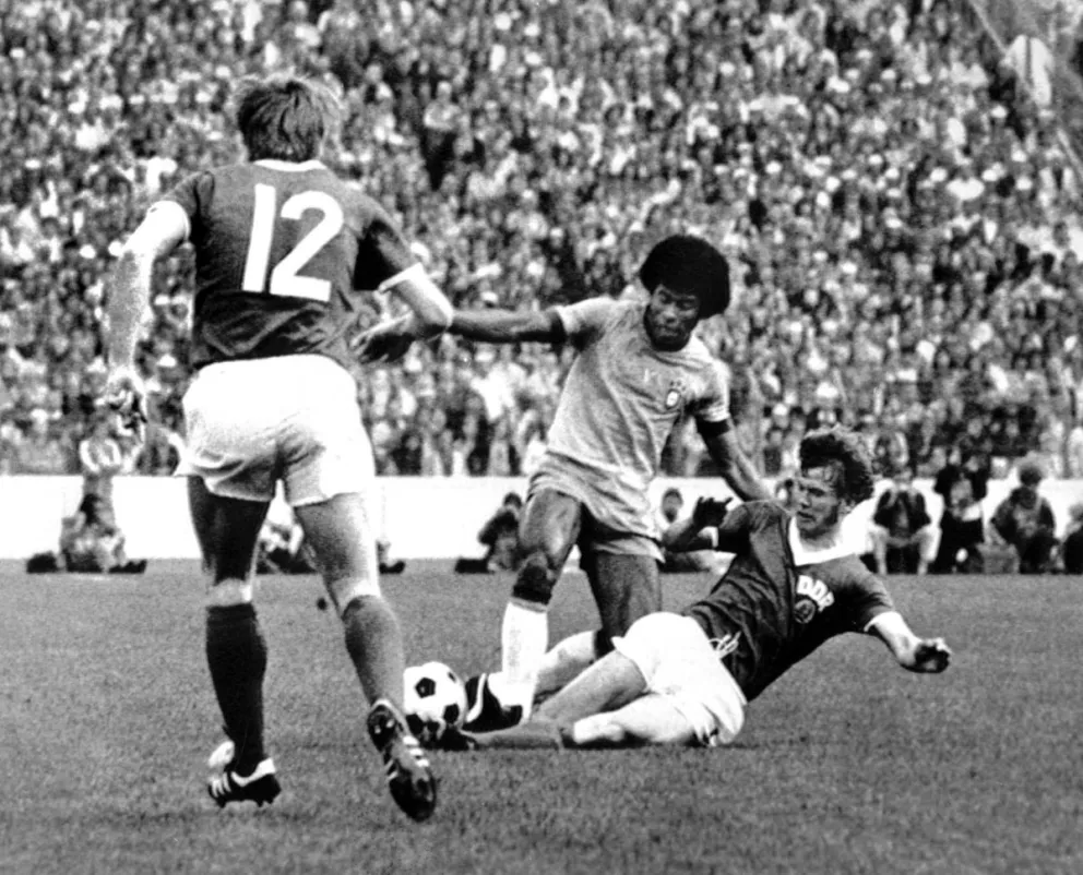 En la foto, el brasileño Jairzinho regatea al alemán Bransch en presencia de Watzlich (12) Foto. EFE