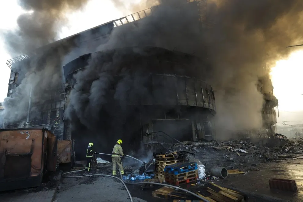 Rescatistas ucranianos trabajan en un centro comercial en Kiev el 24 de mayo de 2026 tras un bombardeo ruso. Foto: EFE