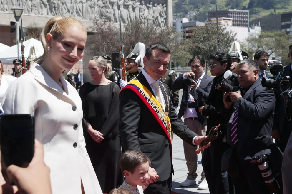 El presidente de Ecuador, Daniel Noboa (c), camina junto a su esposa, Lavinia Valbonesi, a su salida de la Asamblea Nacional este domingo, en Quito (Ecuador). Foto: EFE