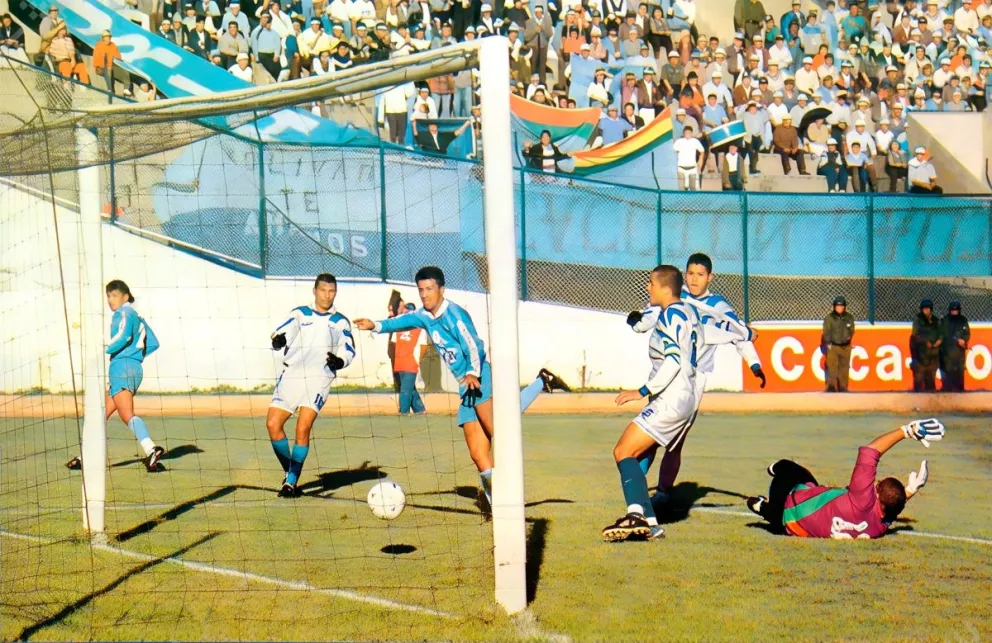 Antonio Vidal González marca uno de los cuatro tantos que le anotó al Minervén en 1997, en Oruro. Foto: CJM