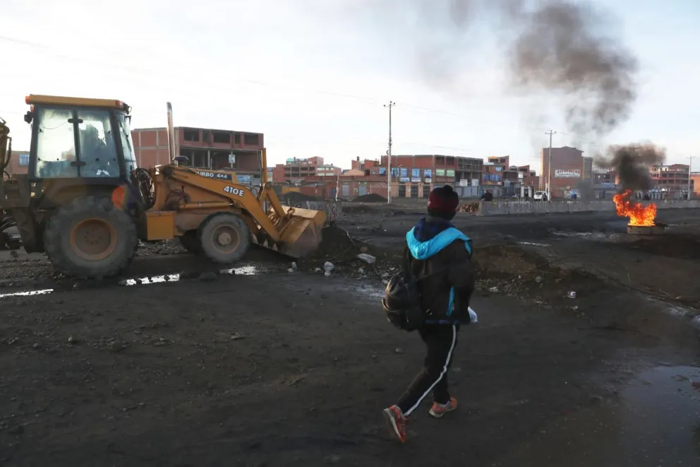 Tractores limpian escombros en la vía de La Paz con Oruro este sábado, en Ventilla (Bolivia). EFE/ Luis Gandarillas