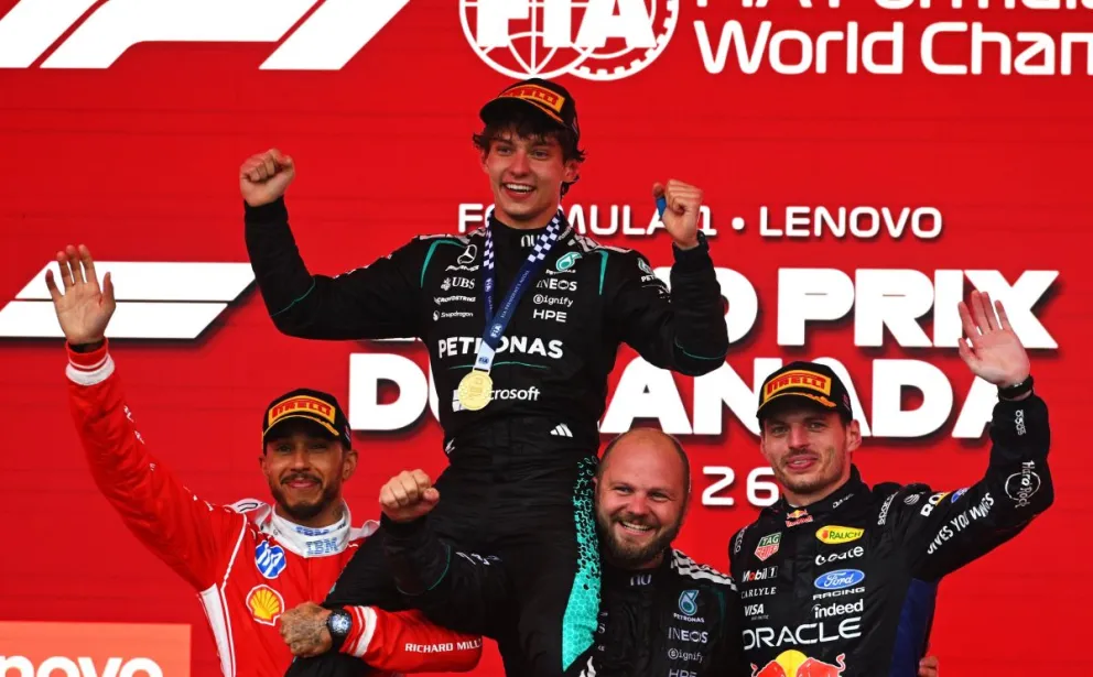 Kimmi Antonelli en hombros en el podio del Gran Premio de Canadá. Crédito: F1