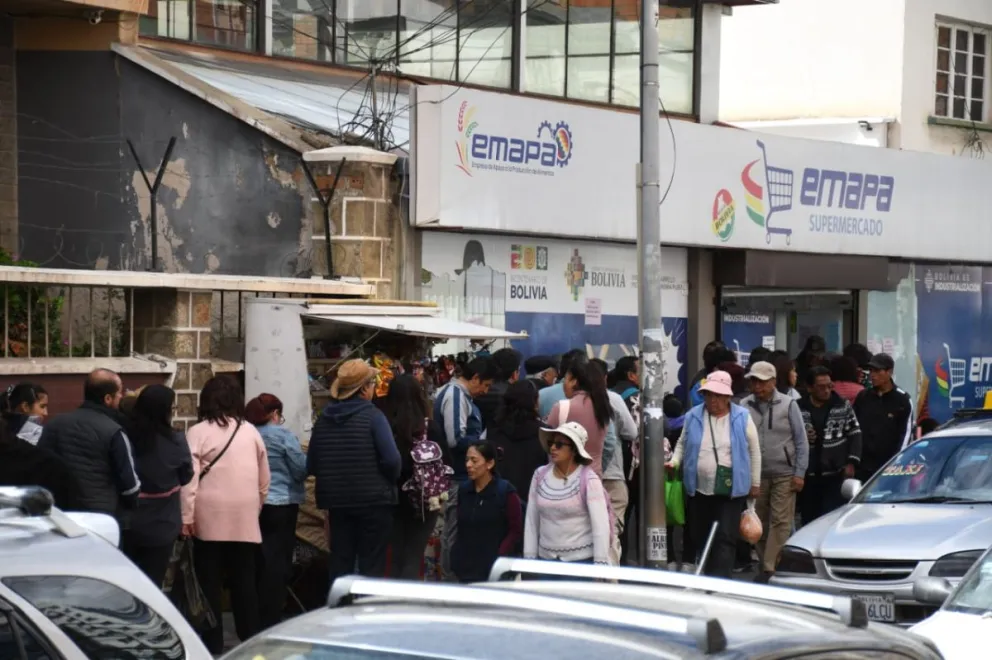 Una larga fila para comprar pollo se registró el sábado en la agencia de Emapa en la zona de Miraflores. Foto: APG