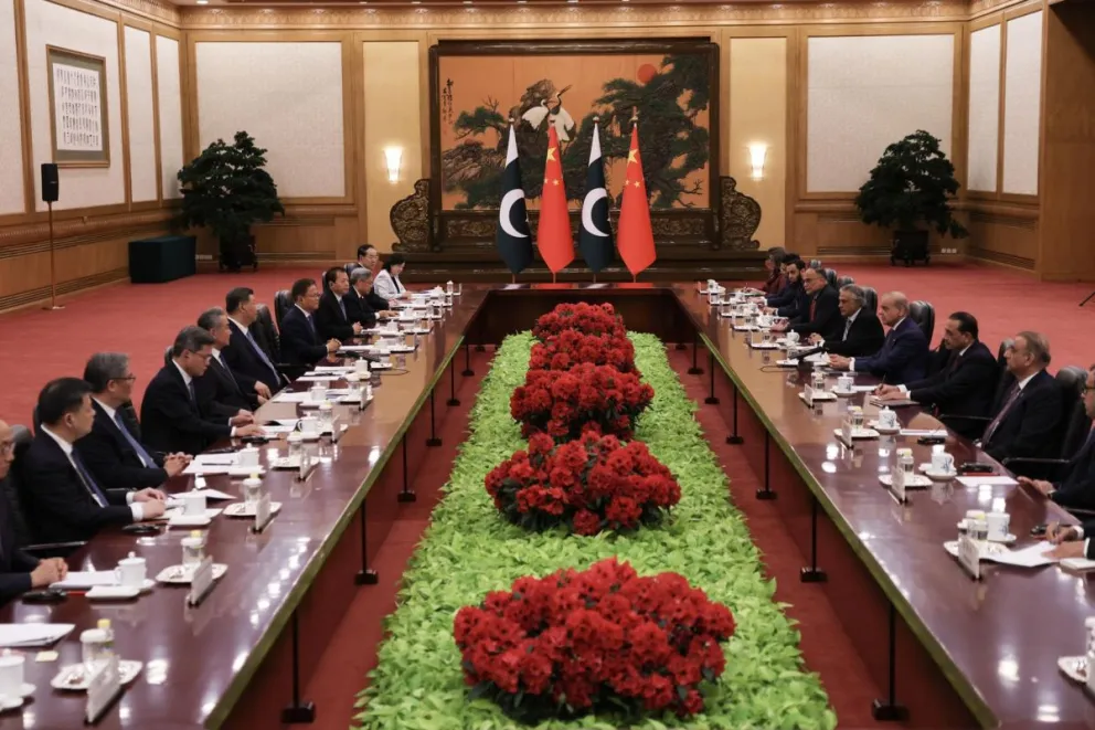 El presidente chino Xi Jinping (6-I) y el primer ministro de Pakistán Shehbaz Sharif (4-D) en una reunión en el Gran Salón del Pueblo en Pekín, China, el 25 de mayo de 2026. Foto: EFE 
